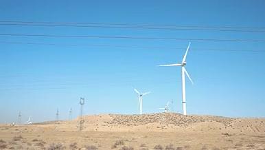 4k戈壁风力发电机视频的预览图